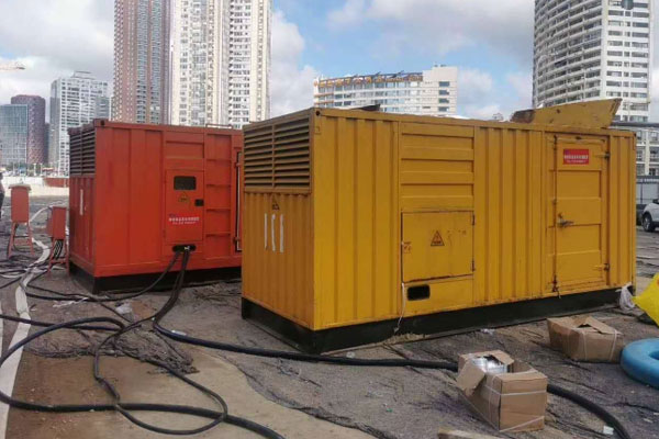 贵池压力测试时，发电机组的燃油系统需要达到多少压力？